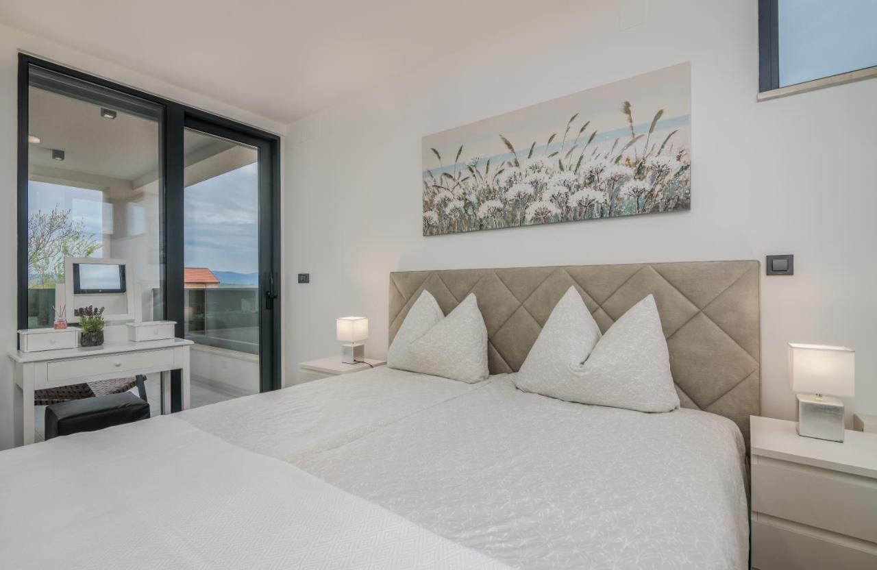 Luxury Villa Weiss - Malinska - Heated Pool - Central Floor Heating In Winter Exterior foto